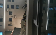 冲动之举！男子与女友吵架泄愤，16楼高空扔电竞椅引发恐慌