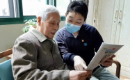 00后男生成百位老人的全职孙子，新时代的敬老新模式