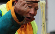 荣昌扯面大爷累到表情失控，一碗面背后的感人故事