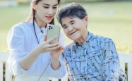 黄圣依与妈妈，温情相伴，共筑幸福家庭