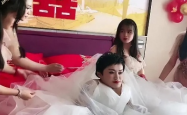 侏儒网红李喜梅与大双哥甜蜜复合，网友感叹爱情无边界！