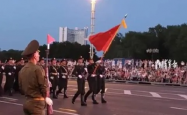 正步铿锵，鼓点激昂—解放军正步与白俄军乐团鼓点硬控的震撼交响