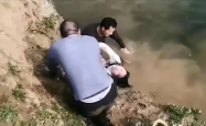河南一地众人下河摸金？当地回应，情况属实，已采取措施加强管理