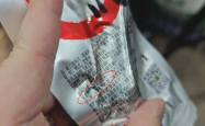 惊现食品安全风波！来伊份粽子疑含带血创可贴，消费者权益何在？