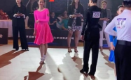 孙俪女儿拉丁舞夺冠，喜提奖杯却遭遇男老师亲脸，网友热议，教育方式引关注