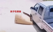惊险一幕！男孩误入路边纸箱，险些遭遇车轮下的生死考验
