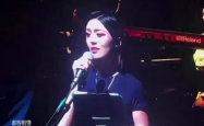 徐子尧演唱会惊现意外！演唱时疑似虫子爬脸，现场反应引热议