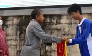 英勇少年为救同学缺考，获1万奖金彰显正能量