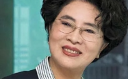 韩国93岁冻龄女校长再引热议，岁月在她身上仿佛静止，揭秘她的逆龄秘诀