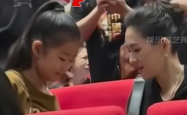 章子怡素颜带女儿看陈丽君演出，温馨时刻尽显母女情深