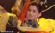 哈妮克孜因戴眼镜探班意外走红，却因形象不符被换角引发热议