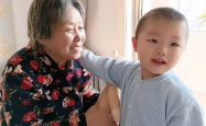 奶奶看180斤孙子瘦了，塞钱让买肉，祖孙情深暖人心