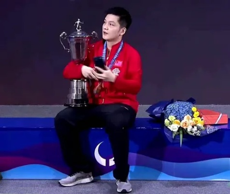 樊振东荣膺奥运领奖服，荣耀出席表彰大会彰显国乒精神