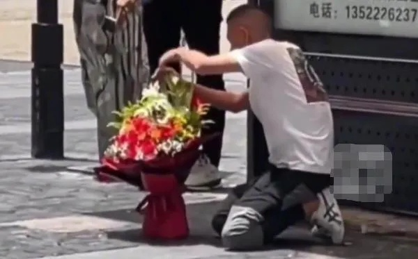 疑似赵丽颖与神秘男子带儿子郊游，温馨画面引网友热议
