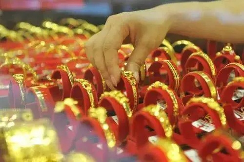 金饰破千，备婚三金成本激增，新人面临婚嫁压力