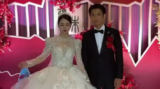 新娘惊艳亮相引争议，长相太美竟被网友质疑AI换脸？