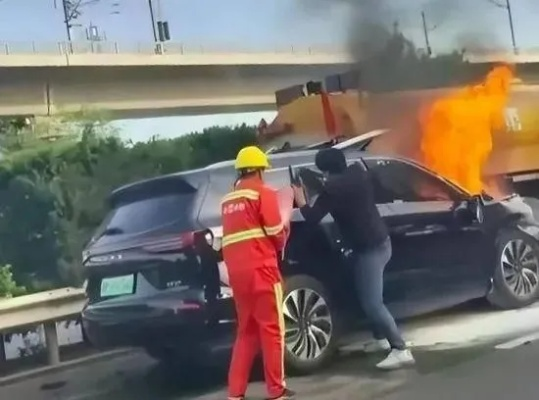 山西网红汽车炫锅场事故致1死，狂欢背后的安全隐忧