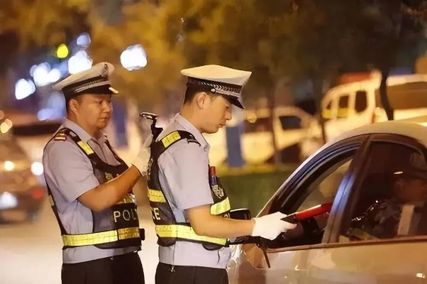 干部借调辅警充当个人专职司机被查，违纪行为引发社会关注