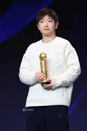 孙颖莎华丽转身，当之无愧的颁奖嘉宾闪耀体坛之夜