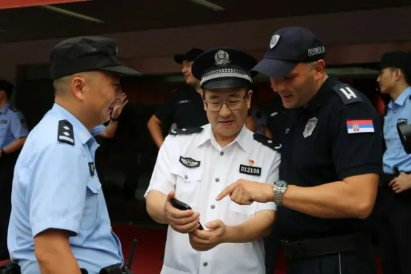 杭州西湖边警监风采依旧，白衬衣映衬和谐守护