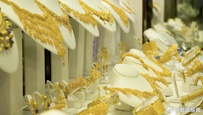 金饰价格跌破1000元大关，市场供需变化引发价格跳水，消费者迎来抄底良机