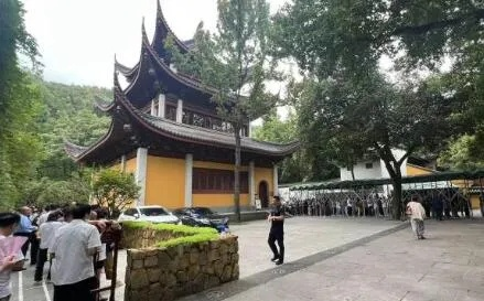 灵隐寺8.5平米小卖部年租金260万，揭秘寺庙经济背后的商业奇迹