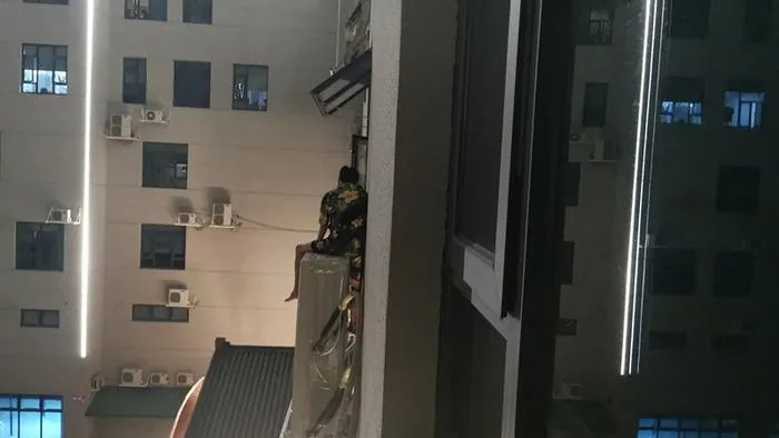 冲动之举！男子与女友吵架泄愤，16楼高空扔电竞椅引发恐慌