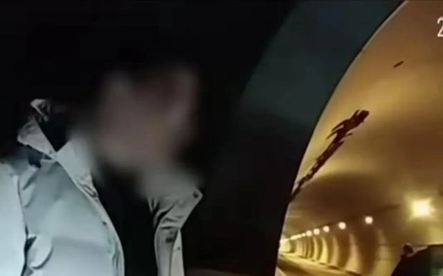 女子泪洒高速，一念之差，老公竟被遗忘车外