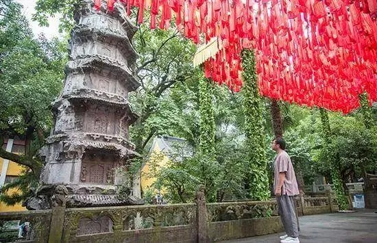 灵隐寺小卖部年租金260万引发热议，景区回应释疑