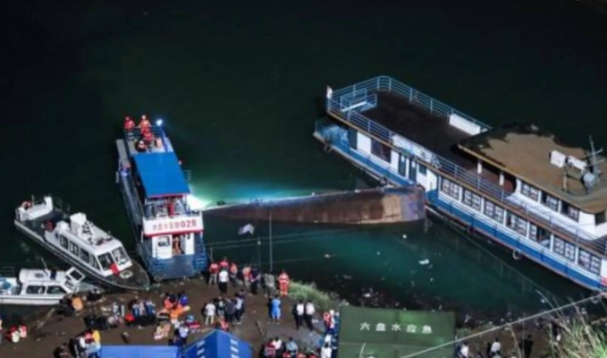 贵州游船倾覆事故已造成3人死亡，紧急救援行动展开，原因调查正在进行中