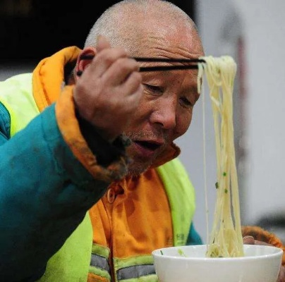 荣昌扯面大爷累到表情失控，一碗面背后的感人故事