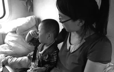 列车进站瞬间，6旬客运员飞身救儿童，英勇事迹感动无数人