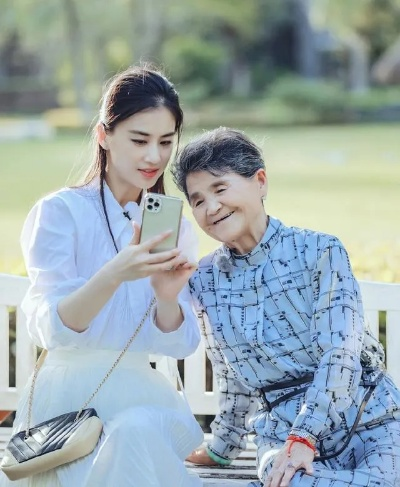 黄圣依与妈妈，温情相伴，共筑幸福家庭