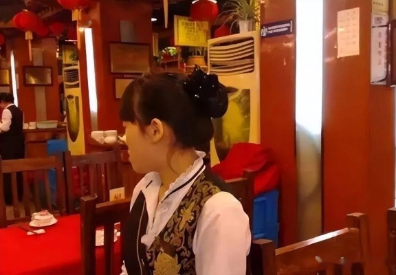 情侣用餐遭遇尴尬，两瓶矿泉水被收176元，餐厅收费标准引争议