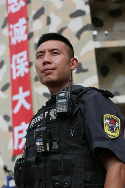 青春无畏，7秒奇迹！21岁特巡警勇救一命，彰显人民警察英勇本色
