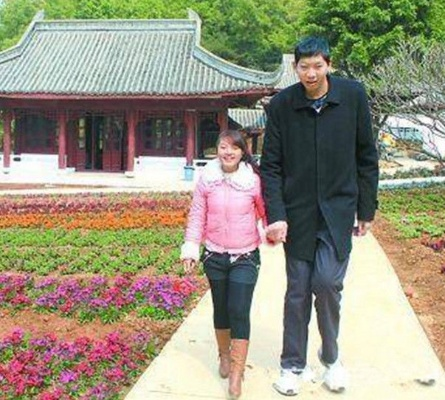 身高1.68米的小伙与2.2米的女子的爱情传奇