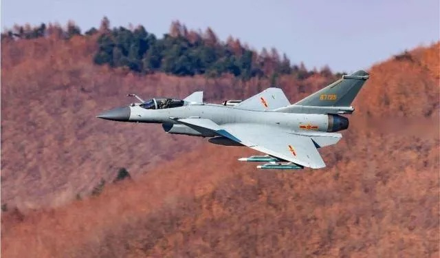 央视披露，歼-10CE实战辉煌战绩，多架敌机被击落，彰显中国空军强大实力