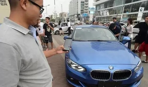 小伙回应一年卖255辆宝马收入70万，揭秘汽车销售背后的故事