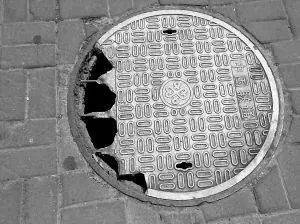 父亲质疑校方，为何暂未解释未铺设井盖原因？