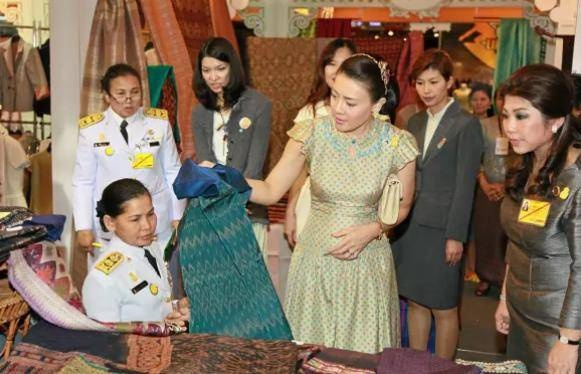 林志玲戛纳红毯惊艳亮相，金色蝴蝶结抹胸造型美艳动人