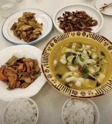 博主大曝光，上海快餐四菜一汤售价高达173元，网友直呼太贵了！