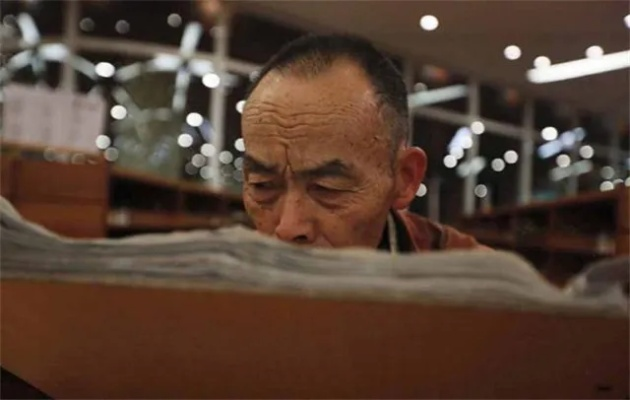 冰箱里的瑞士卷，唤醒了尘封的回忆—一位老人离世的故事
