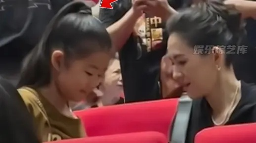 章子怡素颜带女儿看陈丽君演出，温馨时刻尽显母女情深