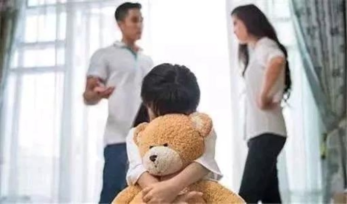 悲剧还是误会？研究生夫妻抱孩子从25楼跃下？真相调查揭秘！