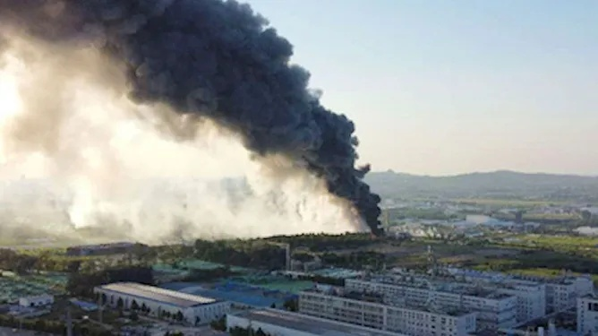 航拍山东化工厂爆炸，升起大量浓烟，紧急救援行动全面展开